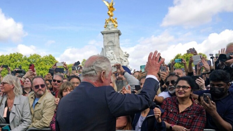 König Charles wurde vor dem Buckingham-Palast von den Briten frenetisch gefeiert. (Bild: PA)