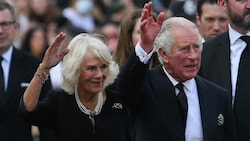 Am Freitagnachmittag begrüßten Königin Camilla und König Charles die wartende Menge vor dem Buckingham-Palast. (Bild: AFP)