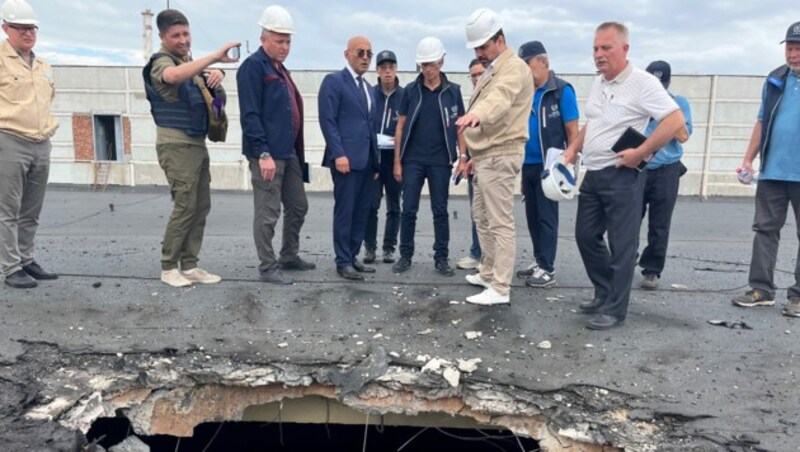 Inspektoren der IAEA untersuchten die Schäden am Kraftwerk. (Bild: AFP)