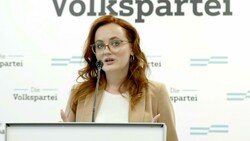 ÖVP-Generalsekretärin Laura Sachslehner bei einer „persönlichen Erklärung“ zu ihrem Rücktritt am Samstag. (Bild: APA/TOBIAS STEINMAURER)