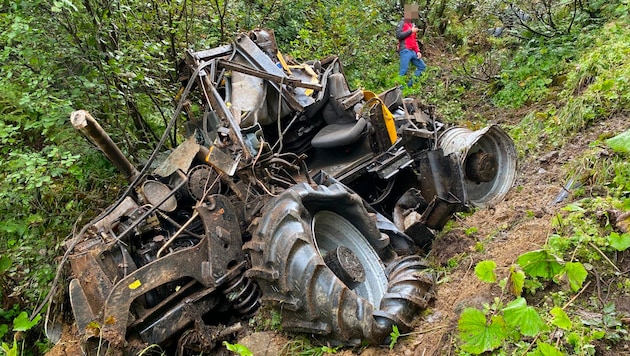 Der komplett demolierte Traktor (Bild: zoom.tirol)