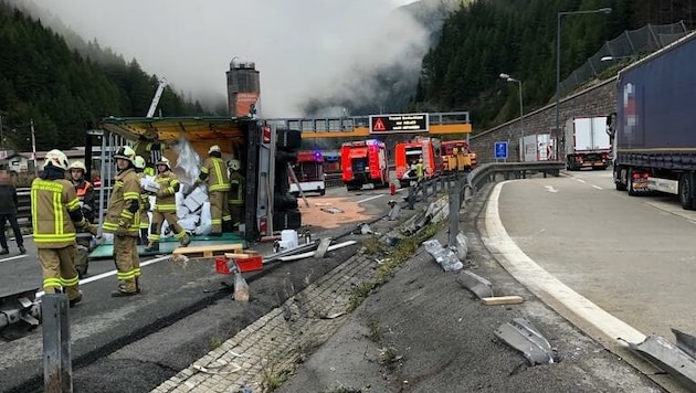 Der umgekippte Lkw blockierte die Autobahn in Richtung Innsbruck. (Bild: ASFINAG, Krone KREATIV)