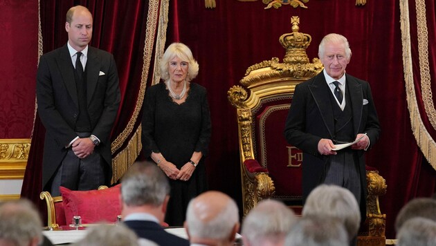 Prinz William und Queen Consort Camilla bei der Proklamation von König Charles III. (Bild: APA/Photo by Jonathan Brady/AFP)