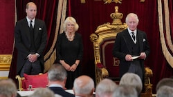 Prinz William und Queen Consort Camilla bei der Proklamation von König Charles III. (Bild: APA/Photo by Jonathan Brady/AFP)