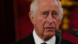 König Charles III. hat bei seiner Proklamation Tränen in den Augen. (Bild: APA/Photo by Victoria Jones/AFP)