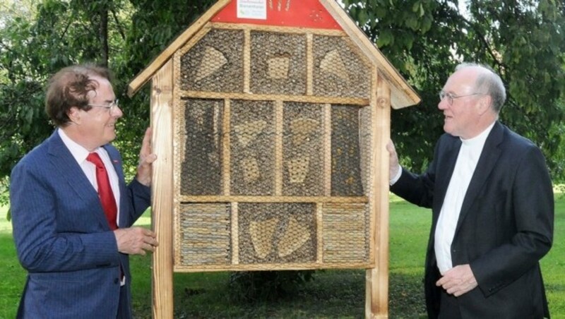 Roth und Schwarz beim neuen Bienenhotel im Bischofsgarten (Bild: Crepaz Franz)