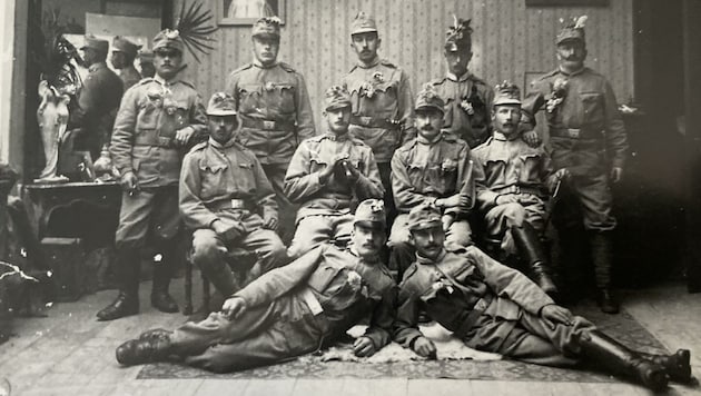 Franz Arneitz (stehend, Mitte) mit einigen seiner Kameraden des Infanterieregiments Nr. 7 Graf von Khevenhüller. In dieser Einheit erlebten tausende Kärntner den Ersten Weltkrieg. (Bild: Arneitz)