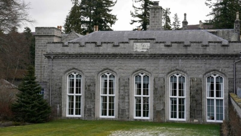 Die Außenseite des Ballsaals von Schloss Balmoral, in dem Queen Elizabeth II. aufgebahrt wurde. (Bild: APA/Photo by Andrew MilliganAFP)