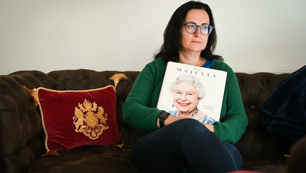 Auch in ihrem Zuhause hat Sonja Kimeswenger viele Dinge, die sie an die Queen erinnern. (Bild: Wenzel Markus)