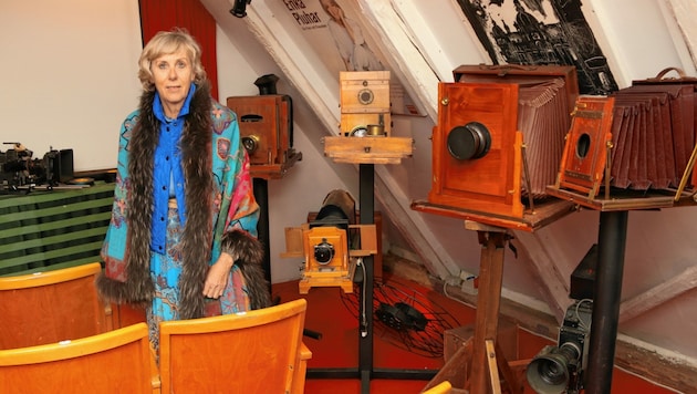 Erinnerungen an ihren Mann Karl Kofler und seine Arbeit als Kameramann hält Jutta Kofler in ihrem kleinen Museum wach. (Bild: Christian Jauschowetz)