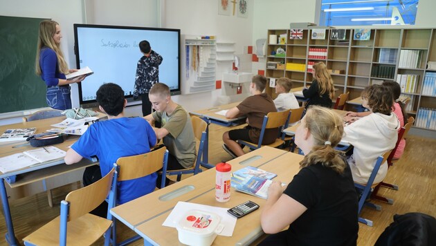 Die digitale Schultafel gehört in Langkampfen mittlerweile zur Standardausrüstung. Auch andere digitale Helfer. (Bild: Birbaumer Christof)