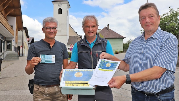 Hannes Sprickler , Franz Wolfsgruber und Franz Spiessberger helfen mit „Altmünsterer Gutscheinen“ aus. (Bild: Hörmandinger Reinhard)