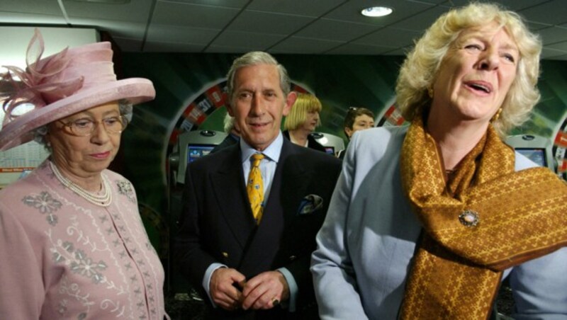 Die Doppelgänger Mary Reynolds als Queen, Peter Hugo als Charles und Wendy Ellis als Camilla Parker Bowles (Bild: APA/PHOTO ERIC FEFERBERG/AFP)