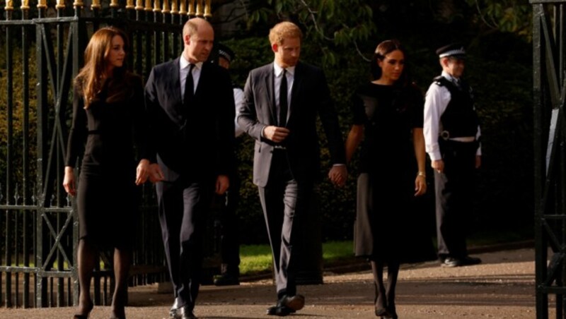 Der Prinz und die Prinzessin von Wales, William und Kate, kommen gemeinsam mit Prinz Harry und Herzogin Meghan vor die Tore von Schloss Windsor. (Bild: ANDREW COULDRIDGE / REUTERS / picturedesk.com)