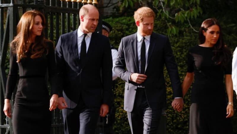 Erstmals seit dem Tod der britischen Königin Elizabeth II. zeigen sich die Enkelsöhne Prinz William und Prinz Harry und ihre Ehefrauen Kate und Meghan in der Öffentlichkeit. (Bild: ANDREW COULDRIDGE / REUTERS / picturedesk.com)