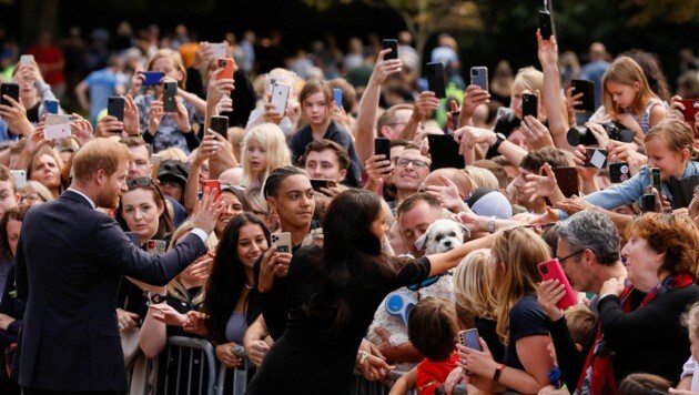 Harry und Meghan schütteln vor Schloss Windsor Dutzende Hände. (Bild: ANDREW COULDRIDGE / REUTERS / picturedesk.com)