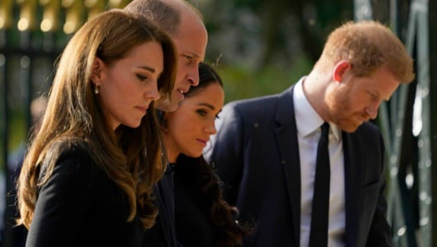 Der Prinz von Wales und Prinz Harry mit ihren Frauen Prinzessin Kate und Herzogin Meghan vor Schloss Windsor (Bild: Alberto Pezzali / AP / picturedesk.com)