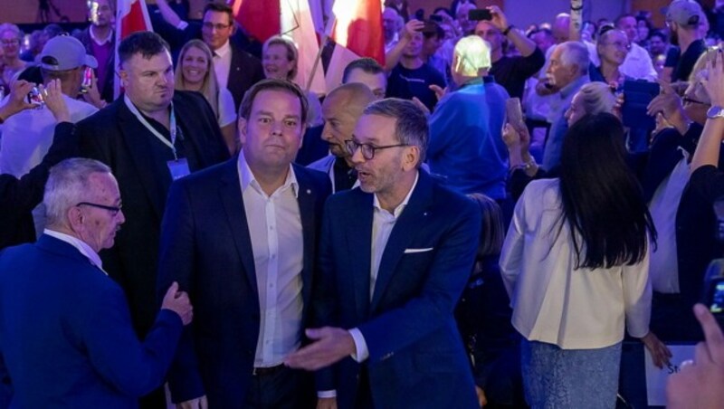 Der Tiroler Landeschef der FPÖ, Markus Abwerzger, und Bundesparteiobmann Herbert Kickl beim offiziellen Wahlkampfauftakt in Innsbruck (Bild: APA/EXPA/JOHANN GRODER)