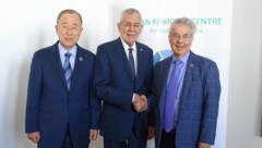 Aufgabe der Politik sei es, den Menschen Hoffnung zu geben, sind sich der frühere UNO-Generalsekretär Ban Ki Moon, Bundespräsident Alexander Van der Bellen und Amtsvorgänger Heinz Fischer im Gespräch mit der „Krone“ einig. (Bild: Gerhard Bartel)