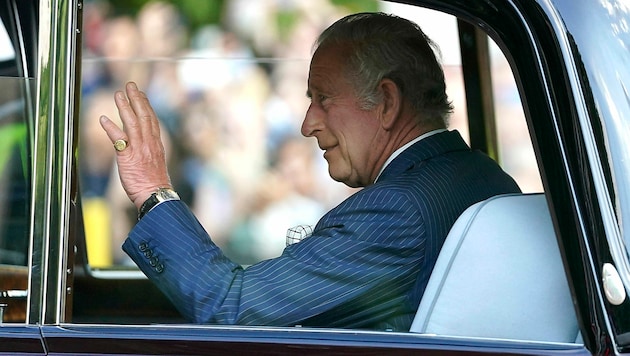 König Charles III. während seiner Fahrt zum Buckingham-Palast (Bild: AP)