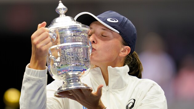 Iga Swiatek küsst als erste Polin den US-Open-Pokal (Bild: AFP or licensors)