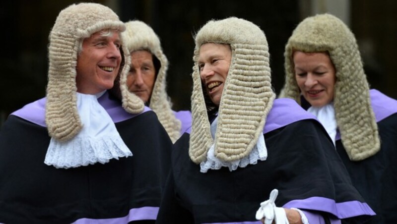 Anwälte in Großbritannien, sogenannte Barrister, nennen sich ab sofort King‘s Counsel (KC). (Bild: APA/AFP/Ben STANSALL)