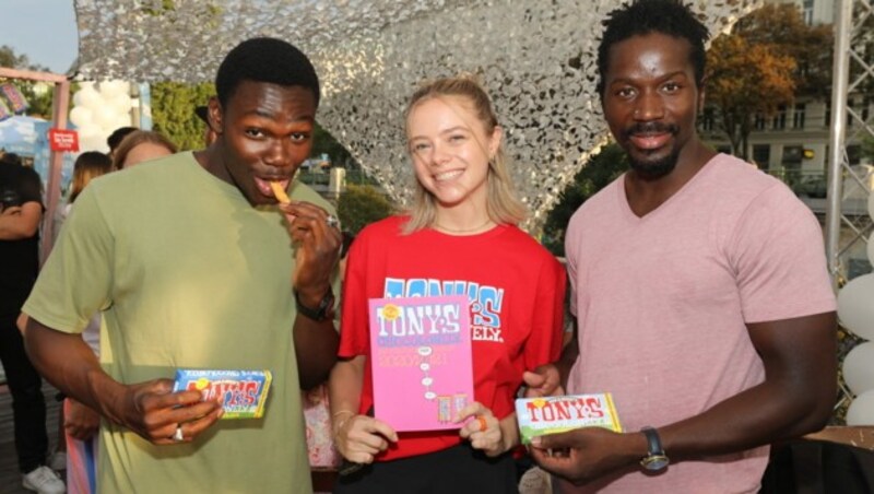 Netflix-Mime Bless Amada (links) und seine Begleitung versorgten sich bei Promoterin Sophia Mangum mit den neuen Tafeln von Tony‘s Chocolonely. (Bild: © Conny de Beauclair)