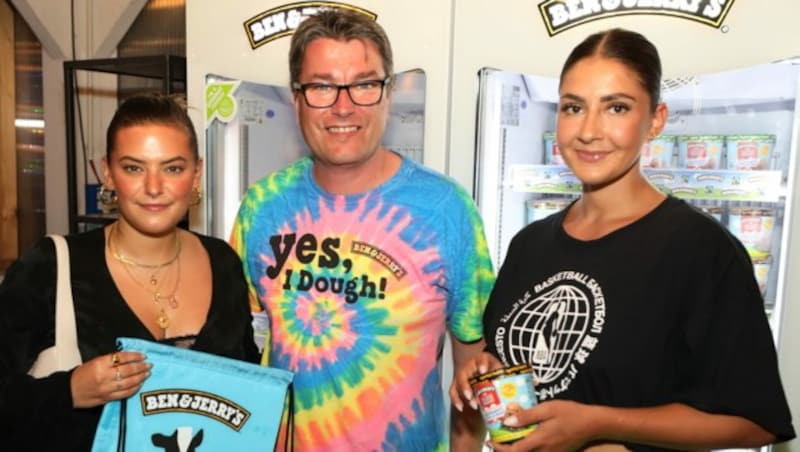 Die Bloggerinnen Alexandra Coveos und Valentina Volcich (im Bild mit Ben & Jerry‘s PR-Experten Jockel Weickert) konnten sich das neue Eis auch nicht entgehen lassen. (Bild: © Conny de Beauclair)