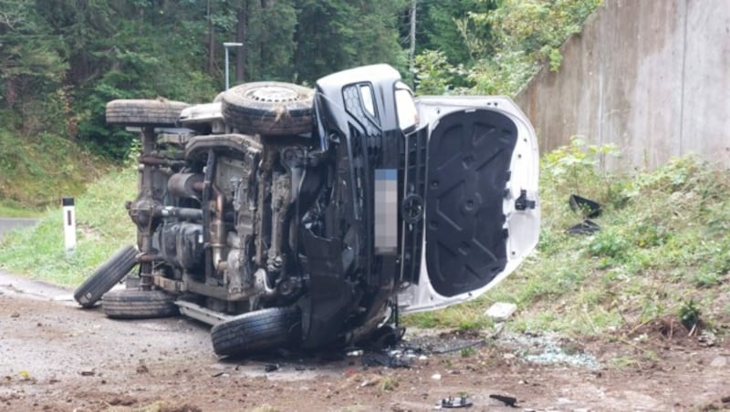 Das Fahrzeug wurde massiv beschädigt. (Bild: zeitungsfoto.at)