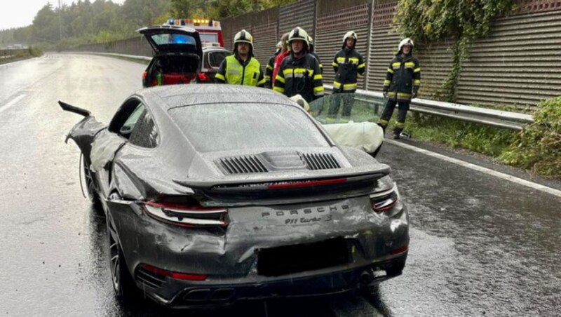 Das Unfallwrack: ein Porsche 911 Turbo S (Bild: Feuerwehr Krumpendorf)