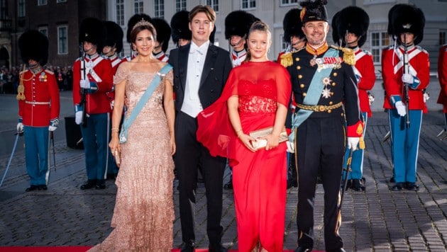 Kronprinz Frederik und Kronprinzessin Mary von Dänemark mit Prinz Christian und Prinzessin Isabella von Dänemark treffen im Königlichen Theater in Kopenhagen ein, um an der Feier zum 50. Jahrestag der Thronbesteigung der dänischen Königin Margrethe II. teilzunehmen (Bild: Photo by Ida Marie Odgaard / Ritzau Scanpix / AFP)