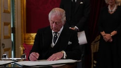 Prinz Charles unterschreibt seine Proklamation nach einigem Hin und Her. (Bild: Victoria Jones / PA / picturedesk.com)