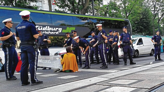 Die Polizei hat derzeit ohnehin eine angespannte Personalsituation und muss immer öfter ausrücken. (Bild: Letzte Generation)