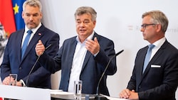 Finale Abstimmungen: Kanzler Nehammer, Vizekanzler Kogler, Finanzminister Brunner (v.l.) (Bild: APA/GEORG HOCHMUTH)