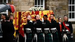 Sargträger schultern den Sarg der Königin in den Palast von Holyroodhouse. (Bild: APA/AFP/POOL/ALKIS KONSTANTINIDIS)