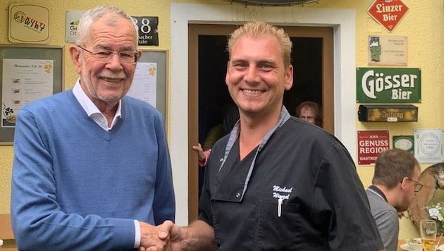 Bundespräsident Alexander Van der Bellen und Gastwirt Michael Wenzel beim Händeschütteln fürs Foto. (Bild: Wia z haus Lehner)