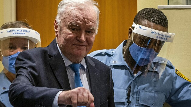 Ratko Mladic vor einer Verhandlung am Gericht in Den Haag im Jahr 2021 (Bild: APA/AFP/ANP/Jerry Lampen)