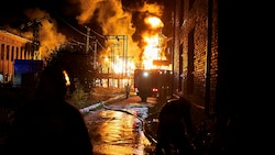 Brand in einem Umspannwerk in Charkiw (Bild: AP)