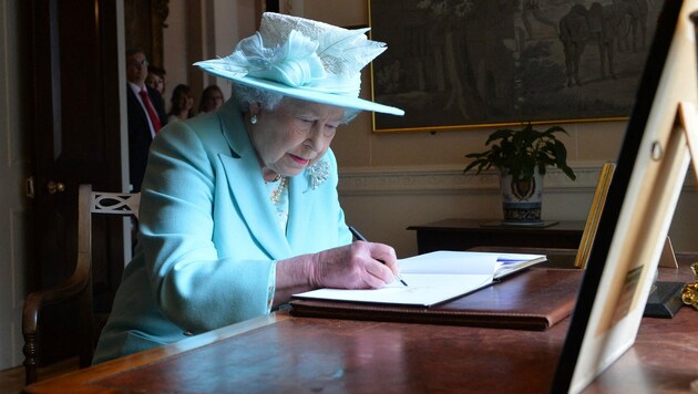 Der handgeschriebene Brief der Königin liegt verborgen in einem Tresor in Sydney. (Bild: APA/AFP/POOL/AARON MCCRACKEN)
