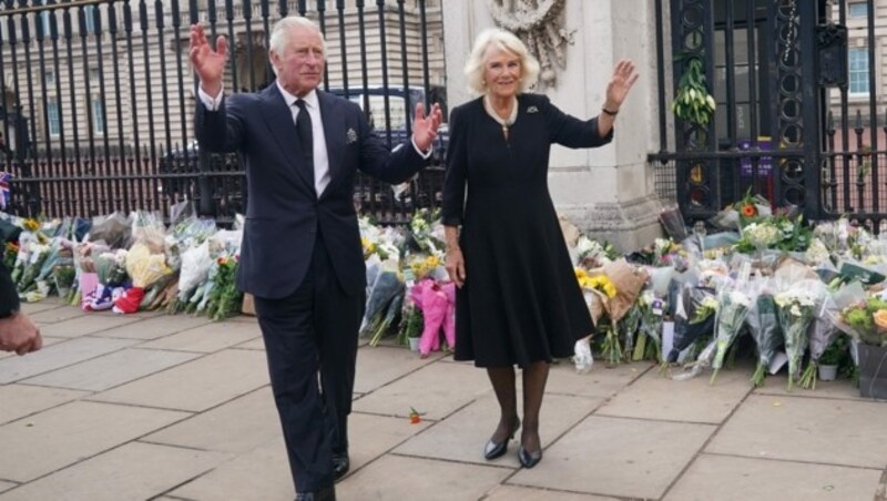 König Charles und Queen Consort Camilla werden erst nach der Renovierung in den Buckingham-Palast ziehen. (Bild: APA/Photo by Yui Mok/AFP)