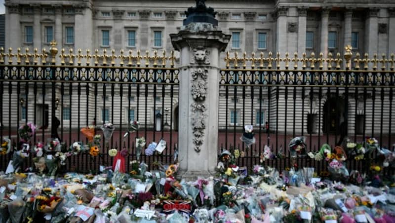 Blumen vor dem Buckingham-Palast (Bild: APA/Photo by STEPHANE DE SAKUTIN/AFP)