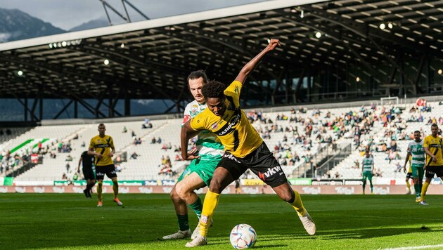 Bakary Nimage (in gelb) war beim 0:0 der Altacher in Innsbruck Dreh- und Angelpunkt. Weitere Auftritte werden nach der starken Leistung wohl folgen. (Bild: EXPA Pictures)