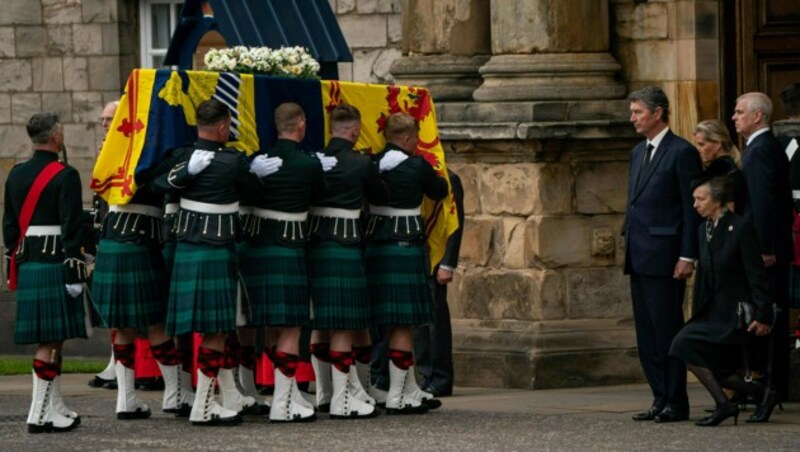 Prinzessin Anne macht vor dem Sarg ihrer Mutter Queen Elizabeth einen Hofknicks. (Bild: Aaron Chown / AP / picturedesk.com)