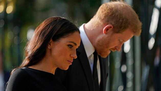 Prinz Harry und seine Frau Herzogin Meghan in Trauer (Bild: Alberto Pezzali / AP / picturedesk.com)