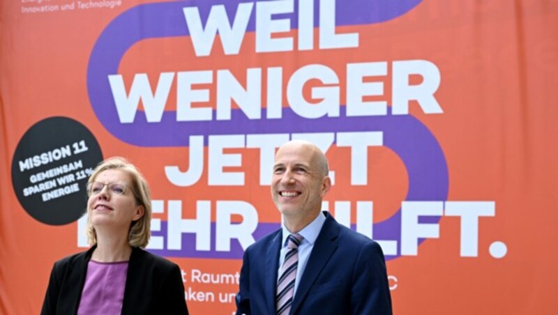 Infrastrukturministerin Leonore Gewessler (Grüne) und Arbeitsminister Martin Kocher (ÖVP) präsentierten am Montag die Energiesparkampagne der Bundesregierung. (Bild: APA/ROLAND SCHLAGER)