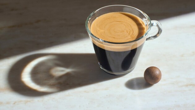 Der „Coffee Ball“ soll herkömmliche Kaffeekapseln ersetzen. (Bild: Migros)