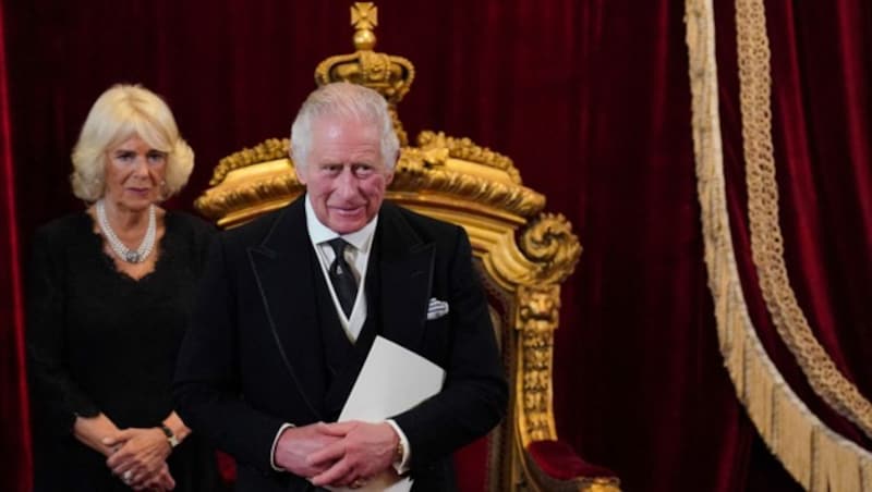 Queen Cosort Camilla und König Charles III. im Thronsaal des St. James‘s Palastes (Bild: APA/Photo by Jonathan Brady/AFP)