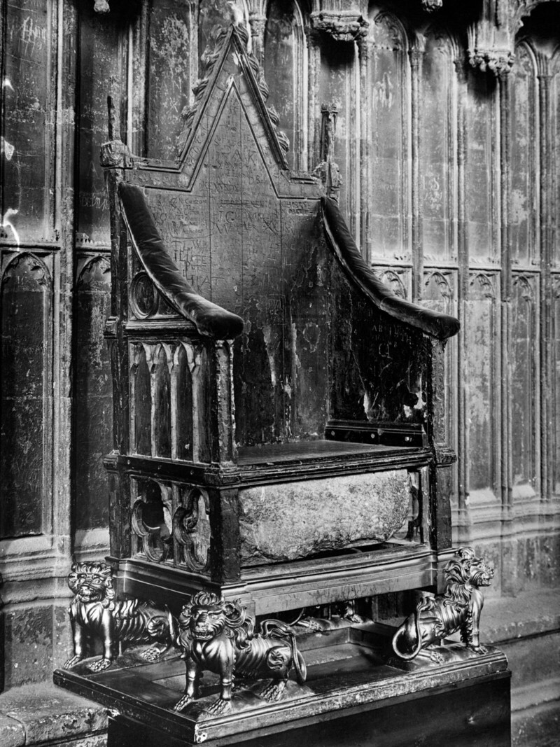 Der Schicksalsstein unter dem Königsthron in der Westminster Abbey auf einem Foto aus dem Jahr 1910 (Bild: PA / picturedesk.com)