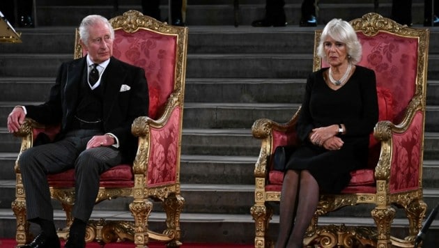 König Charles und Queen Consort Camilla haben zum ersten Mal als Königspaar in der Westminster Hall Platz genommen. (Bild: APA/Photo by Ben Stansall/AFP)