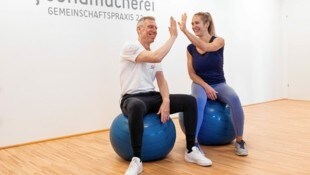 Peter Stöger con la fisioterapeuta Theresa Pillichshammer (Imagen: urbantschitsch mario)